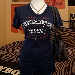 Harley-Davidson “America Lives in Us” V-Neck Tee – Women’s M ‎